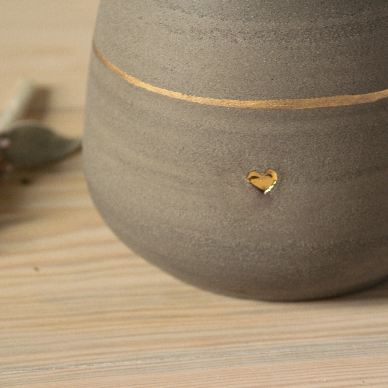 Artisan-Crafted Personalized Dog Urn | Gray Stoneware with Gold Paw Print | Customizable with Pet's Name | Size Large (1000 ml)