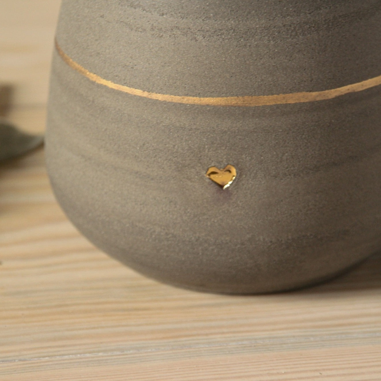 Personalized Handmade Ceramic Dog Urn | Gray Stoneware with Gold Heart or Paw Stamp | Customized with Dog's Name | Size Medium (800 ml)