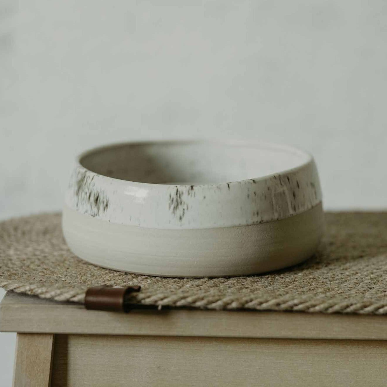 Ceramic slow feeder bowl with speckled glaze (600 ml)