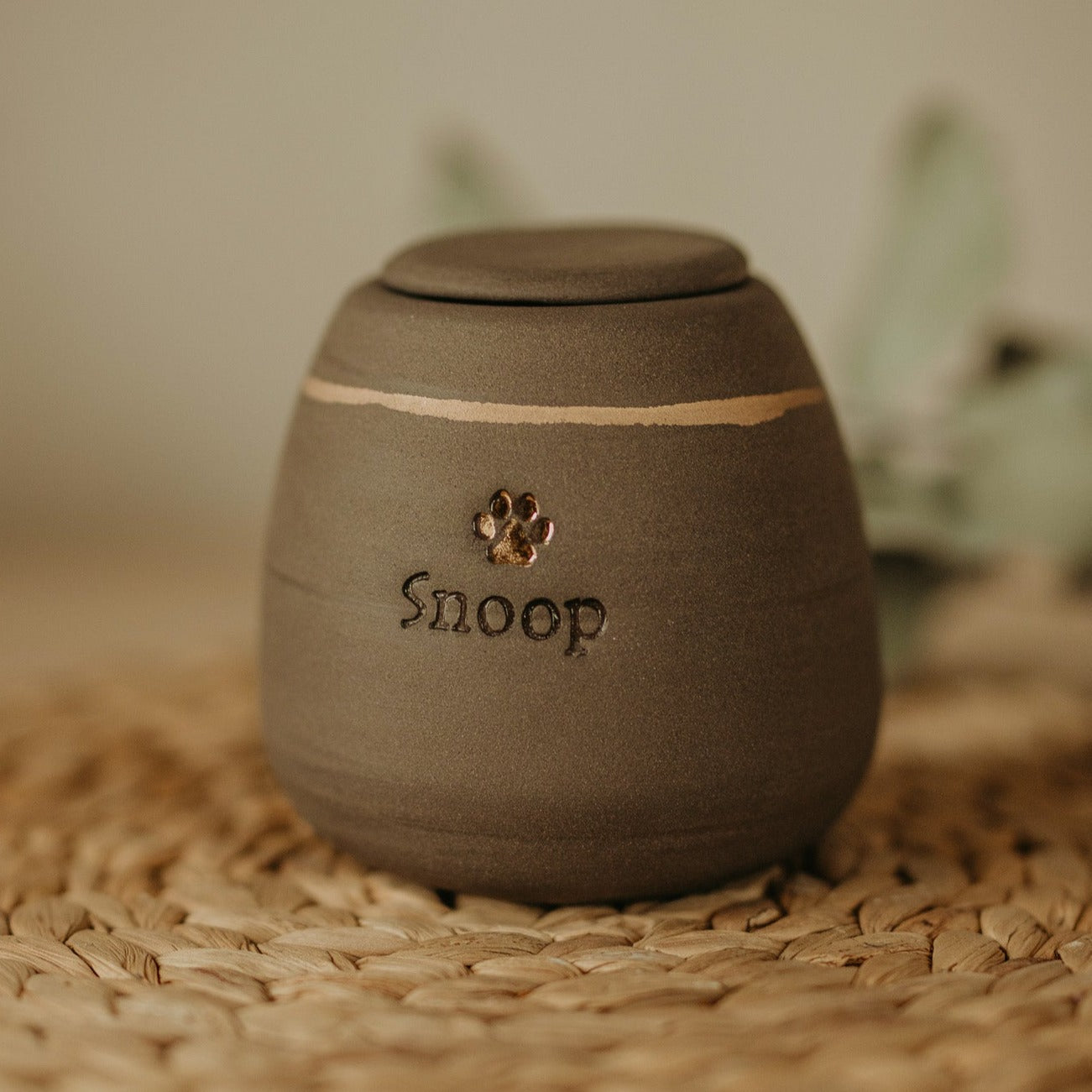 Customized ceramic pet urn - gray with gold accent - medium size (800 ml) - sentimental keepsake.