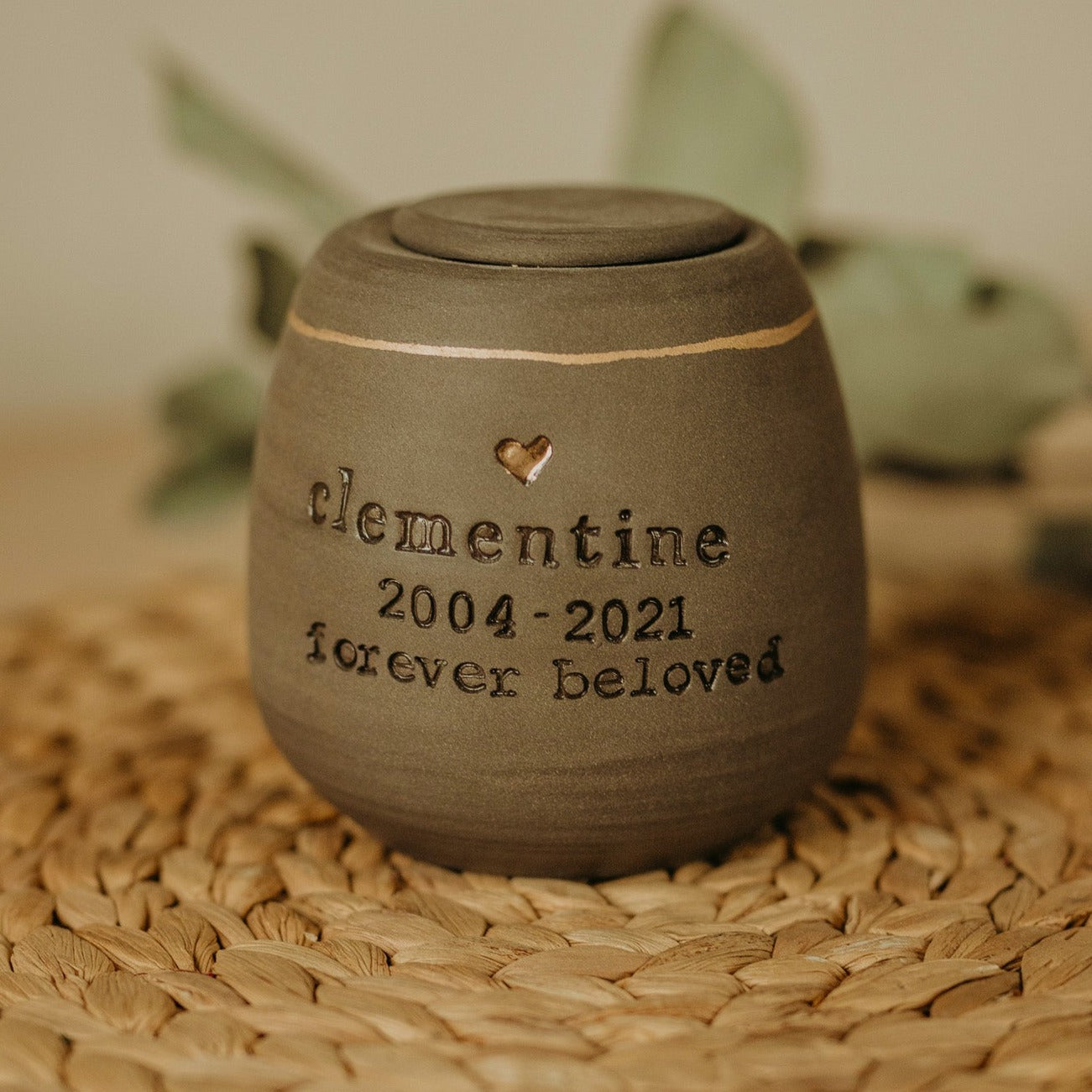 Personalized dog memorial urn - artisan-crafted - lasting tribute for your beloved companion.