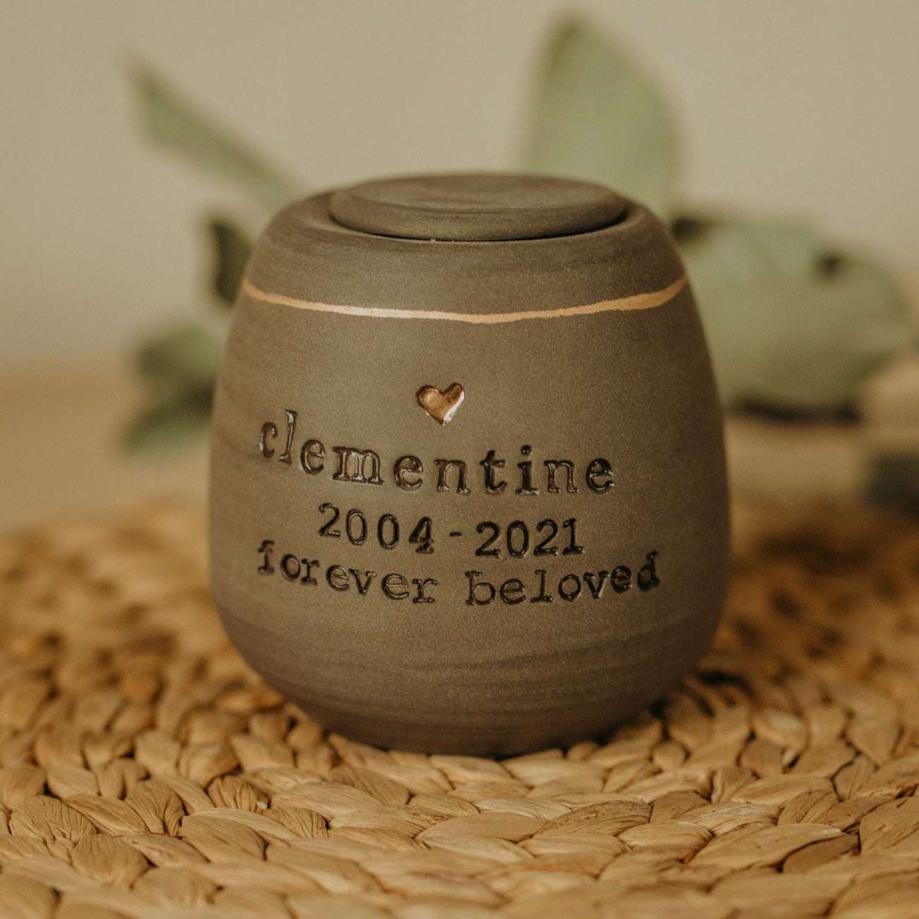 Personalized dog memorial urn - artisan-crafted - lasting tribute for your beloved companion.