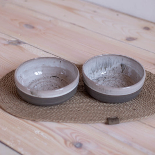 Eco-friendly dog feeding set with stylish gray speckled bowls and a natural jute mat.