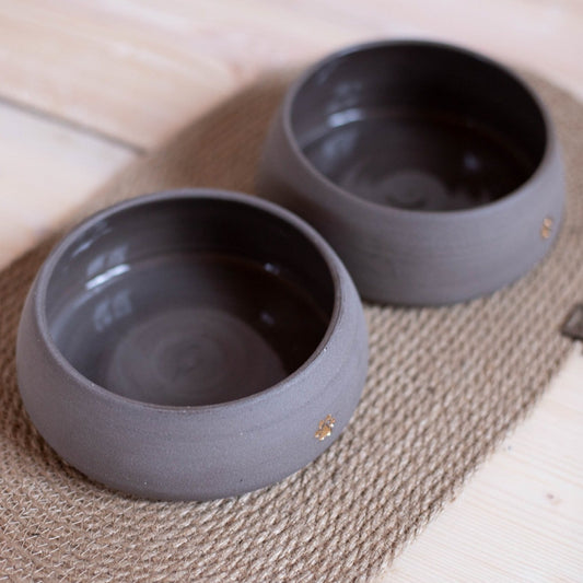 Handgefertigtes Keramik-Hundenapf-Set | Graues Steinzeug mit Pfotenstempel | 2 Näpfe & Jutematte