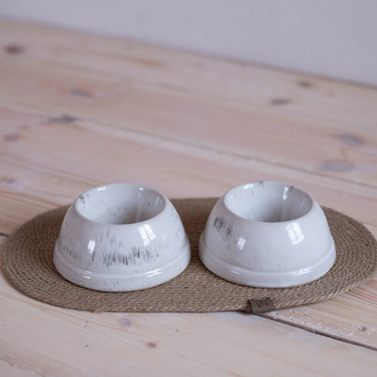 Spoil your spaniel with this stylish dog bowl set! Two white speckled ceramic bowls and a jute mat for a clean and comfortable feeding experience.