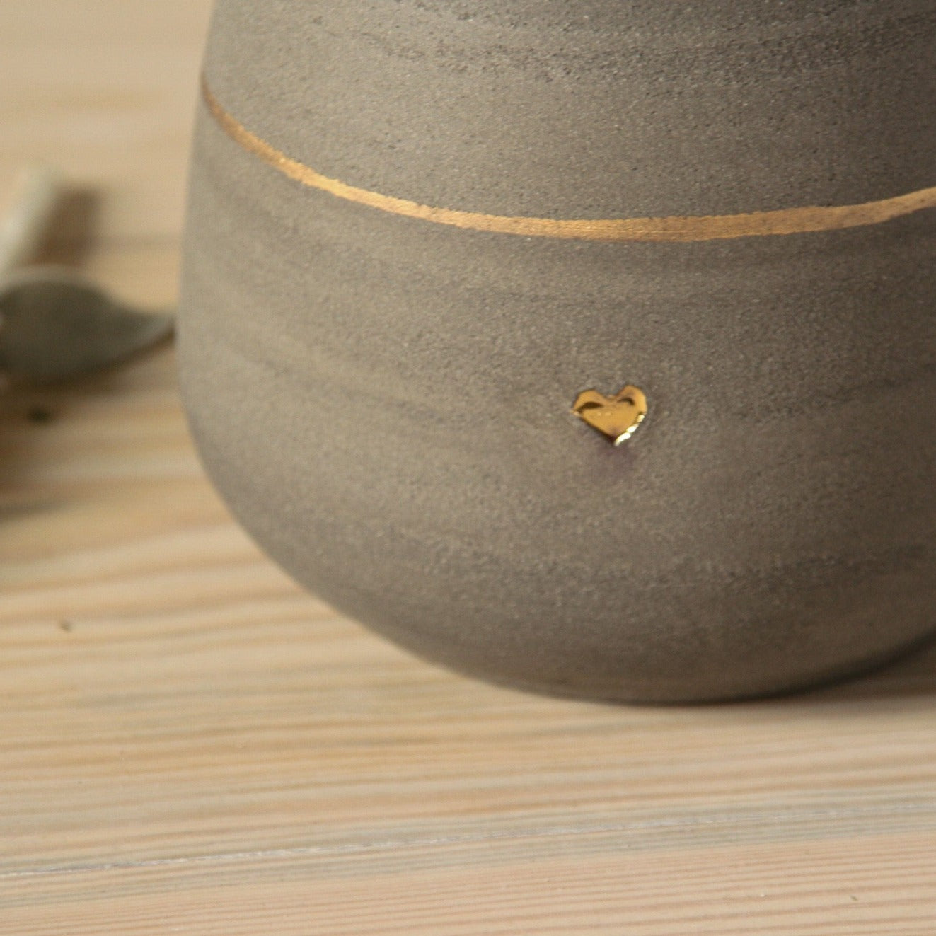Personalizēta keramikas pelnu urna ar sirds vai ķepas akcentu