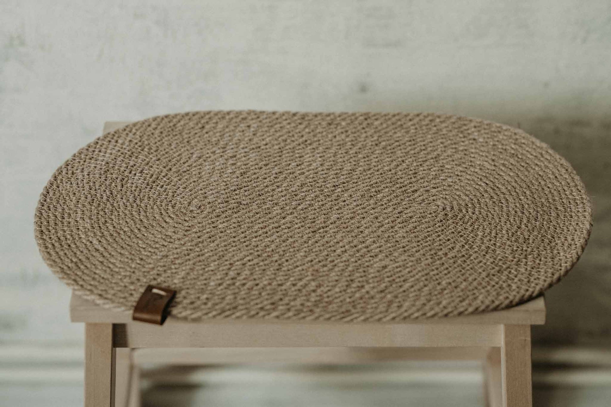 Coordinating jute mat - 45 x 26 cm - adds a touch of natural charm to your pet's dining area.