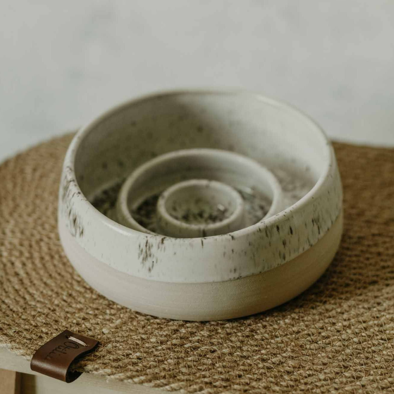 Ceramic slow feeder bowl with speckled glaze (600 ml)