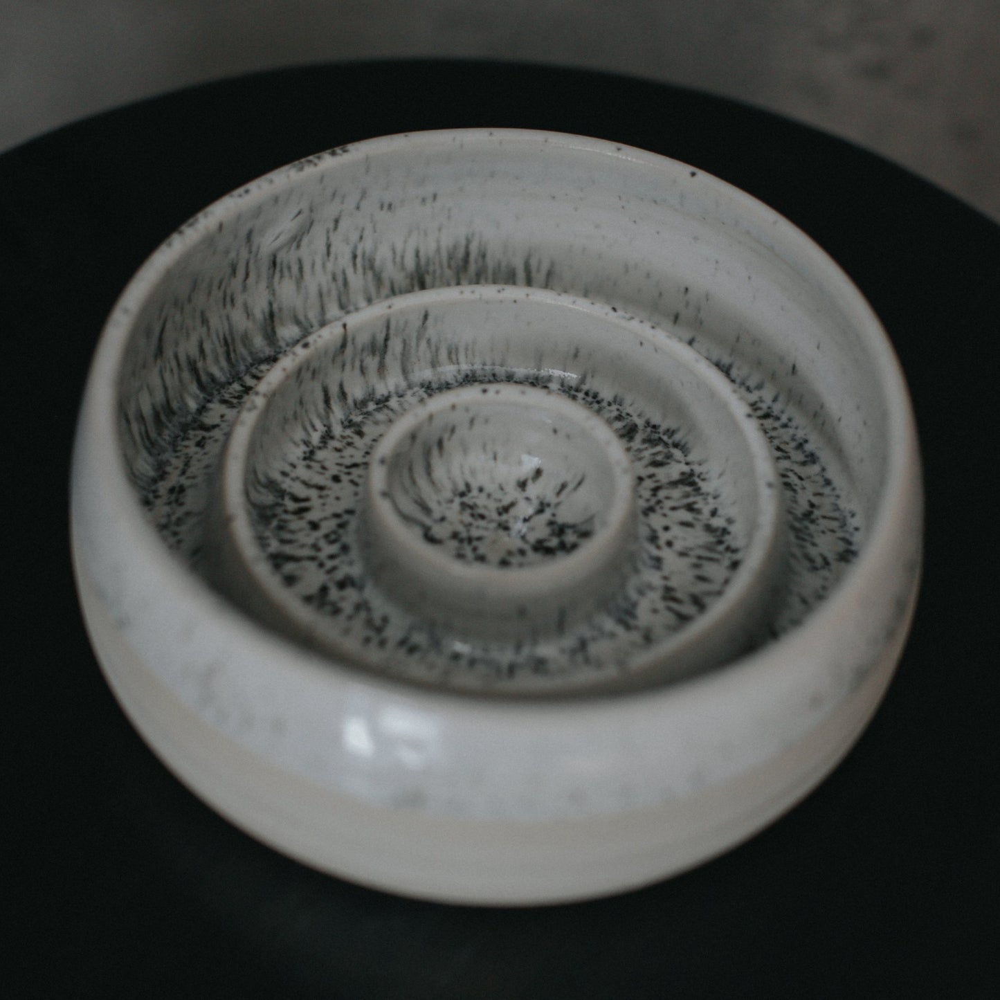 Ceramic slow feeder bowl with speckled glaze (600 ml)