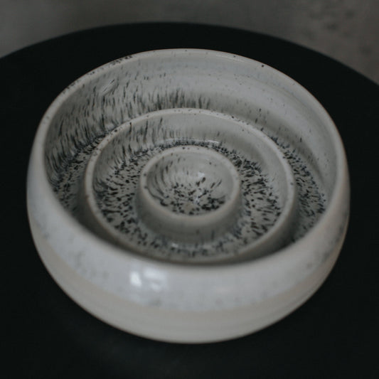 Keramikas lēnās padeves bļoda ar raibu glazūru (600 ml)